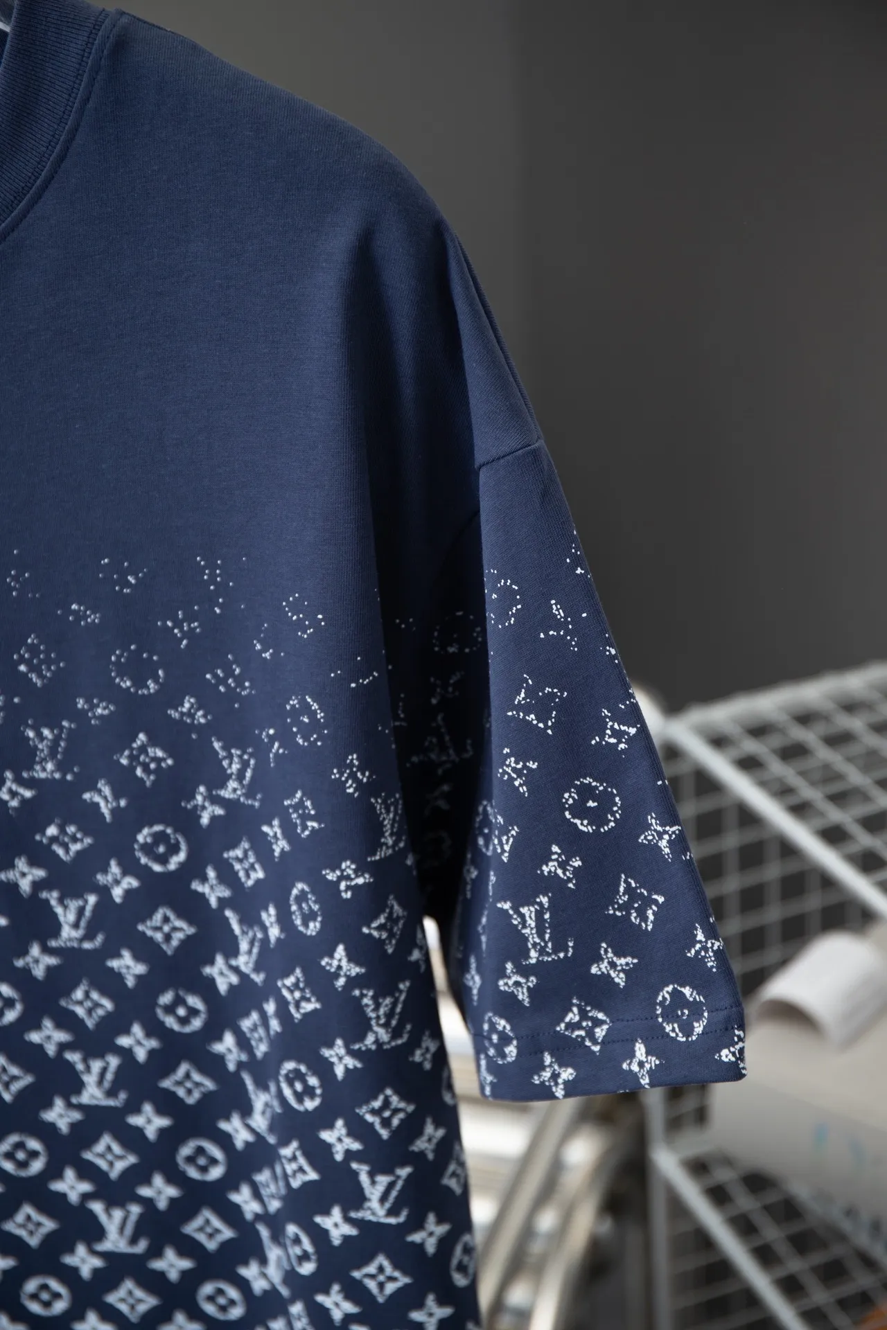 🅿️180 High-quality Lv 2025 early spring new style, MONOGRAM presbyopic gradient short-sleeved T-shirt, which uses digital printing technology to render pixel light and shadow for the Monogram gradient pattern. Its silk-screen texture and knitting effect complement each other, and the logo hardware is customized on the side. Synchronized with the official website, pure cotton fabrics at the counter! Comfortable against the skin, durable and easy to wear, meticulous original craftsmanship, custom-made 260g vat-dyed fabric, very comfortable to the touch, latest brick cabinet synchronization, OS off-shoulder version, fashionable and individual, super versatile and good-looking, very suitable for both men and women, must-have style, hang tag, collar label, washed wheat, complete with three labels S M L XL